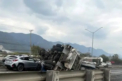 Volcadura de tráiler colapsa la Carretera Nacional, causa caos vial en el norte