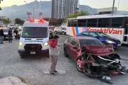 Accidente en Monterrey: Camión Impacta a Pasajera al Descender en Parada