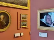 Activistas colocan foto del expríncipe Andrés en el Louvre en burla por interrogatorio