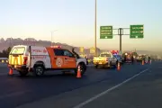Ambulancia termina volcada tras violento choque en carretera