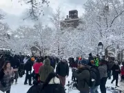 Arrestan a joven por agredir a policías en batalla de bolas de nieve en Nueva York