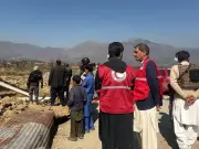 Atentado suicida en base militar pakistaní deja niña y 11 soldados muertos