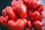 Autoridades del Metro piden evitar globos en San Valentín por riesgos de seguridad