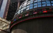 Bolsa Mexicana cae 0.28% mientras mercados globales avanzan, peso se aprecia