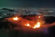 Bomberos de Tlalnepantla combaten intenso incendio en pastizales de la zona