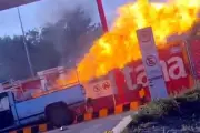 Camioneta se incendia en gasolinera de Monterrey, evacuan a clientes