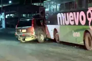 Camioneta se pasa un alto y es impactada por camión urbano en accidente vial