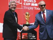 Canciller De la Fuente recibe el trofeo de la Copa Mundial FIFA 2026 en México