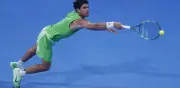 Carlos Alcaraz supera un duro debut para avanzar en el Abierto de Qatar