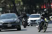 CDMX sanciona a motociclistas y acompañantes por no usar casco correctamente