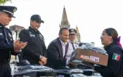 Chapala fortalece a su policía con nueva flota vehicular y uniformes en su día