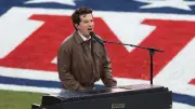 Charlie Puth interpreta el himno de EE.UU. en el Super Bowl 2026 ante ovaciones