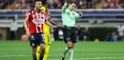 Chivas rompe maldición arbitral y vence al América en el Clásico Nacional