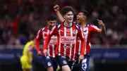 Chivas vence 1-0 al América en intenso Clásico Nacional con gol de Armando González