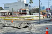 Cierran Avenida Vasconcelos en Monterrey por Incendio en Alcantarilla