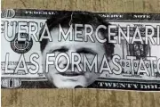 Ciudadanos protestan contra 'Tato' con billetes falsos en manifestación pública