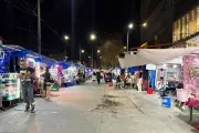 Comercio informal desborda aceras en San Cosme, afectando movilidad peatonal