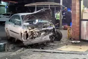 Conductor choca, huye y vuelve a chocar en accidente de tránsito