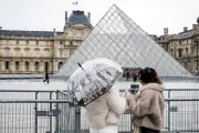 Desmantelan red de fraude en boletos del Louvre; operaba desde México