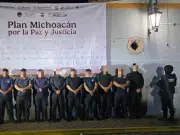 Detienen a director de policía municipal y 10 oficiales por nexos con el CJNG en Michoacán