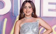 Diana Bovio enfrenta a Charli XCX en la película The Moment: comedia y acento latino