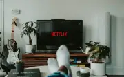Domingo de Sofá: Las Mejores Series de Netflix para Maratonear Sin Salir de Casa