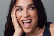 Dua Lipa es nombrada embajadora global de prestigiosa casa de joyería de lujo