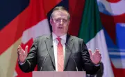 Ebrard viaja a Washington tras arancel global de Trump y pide prudencia