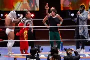 El actor de One Piece se sube al cuadrilátero para una pelea de lucha libre