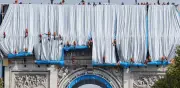 El Arco del Triunfo de París se envuelve en tela para una obra de arte monumental