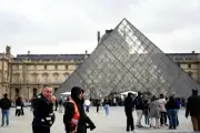Estafa de entradas al Louvre cuesta 12 millones de dólares a turistas