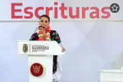 Evelyn Salgado entrega 520 títulos de propiedad en Zihuatanejo, Guerrero