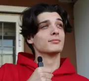 Fallece influencer Damiano Alberti a los 23 años tras batalla contra cáncer en la pierna