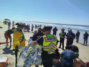 Familia migrante es rescatada del mar en intento de cruce a EU desde Tijuana