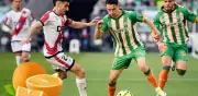 Fidalgo brilla en España mientras Betis estrena playera ecológica de naranjas