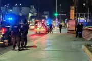 Hallan a hombre colgado en entrada de estación del Metro en Ciudad de México