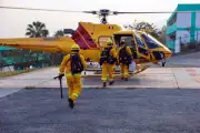 Helicópteros combaten intenso incendio forestal en Rayones, Nuevo León