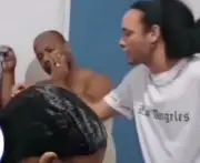 Hombre descubre infidelidad de su esposa con su compadre y lo confronta violentamente