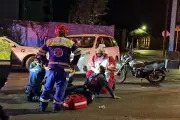 Impacto de motociclista contra camioneta deja un hombre lesionado en accidente vial