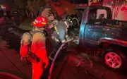 Incendio consume camioneta en Puerto Vallarta; bomberos controlan emergencia