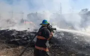 Incendio en fábrica de madera en Zapopan: Bomberos evitan tragedia mayor
