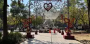 Instalan Corredor del Amor con corazones gigantes en la Alameda Central de CDMX