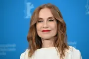Isabelle Huppert clava dientes en Berlín con personaje de vampiresa en festival