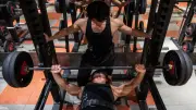 Joven de 14 años sobrevive milagrosamente tras caída de 190 kg en gimnasio