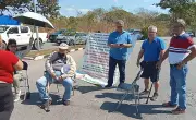Jubilados de Pemex bloquean avenida en Mérida por falta de atención médica a compañero