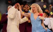 Lady Gaga brilla con vestido latino en el show de Bad Bunny en el Super Bowl LX