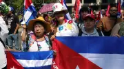 Manifestantes se solidarizan con Cuba frente a embajada en Ciudad de México