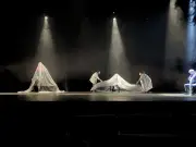 Mausoleo: La obra teatral que desafía la narrativa convencional y sumerge en lo ominoso