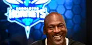 Michael Jordan enfrenta críticas por video con menor durante celebración de Daytona 500