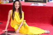 Michelle Yeoh Celebra su Estrella en el Paseo de la Fama de Hollywood